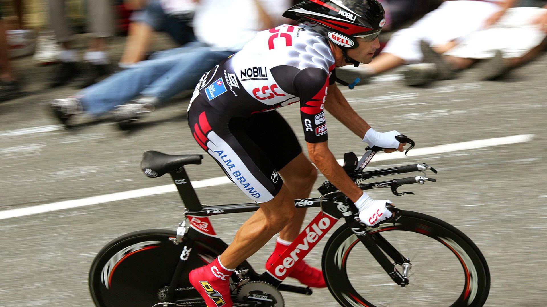 kering.com-比利时游泳选手在比赛中展现出顽强拼搏精神，比利时篮球运动员